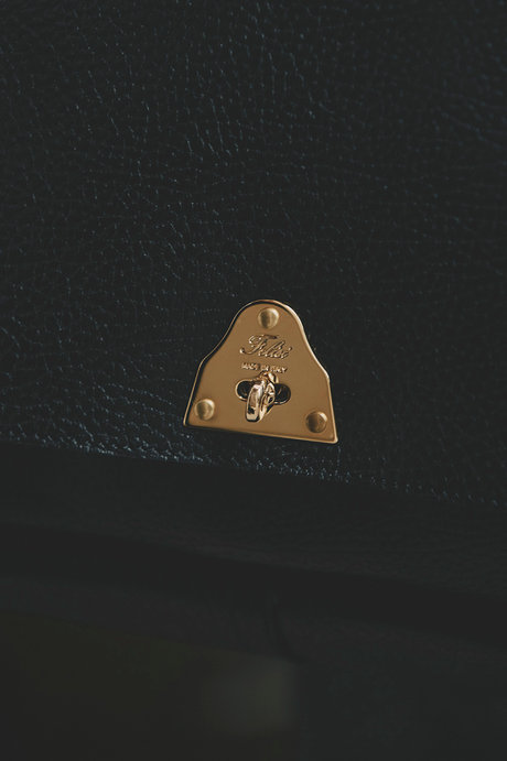 Felisi フェリージ FW26 Sigillo アンティークのトランクケースから着想を得た真鍮製のひねり金具