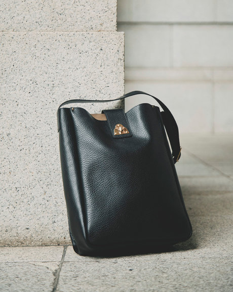Felisi フェリージ FW26 Sigillo 縦長フォルムのワンショルダーバッグ 26/14/BN+SN