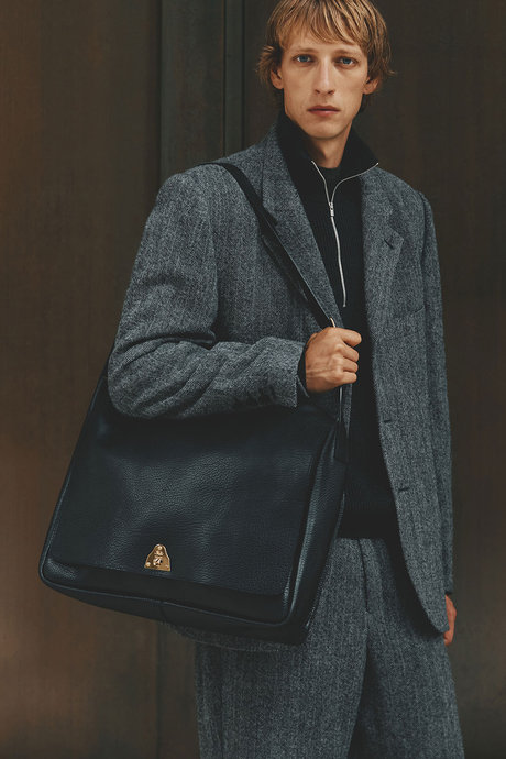 Felisi フェリージ FW26 Sigillo バッファロー調の型押しを施したバケッタレザー