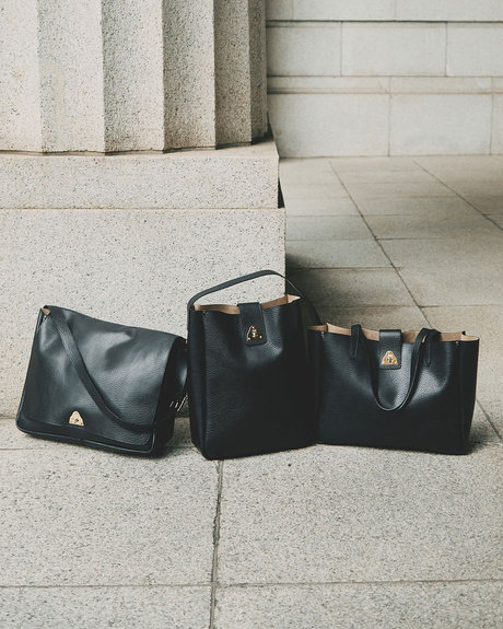 Felisi フェリージ FW26 Sigillo バッファロー調の型押しを施したバケッタレザー