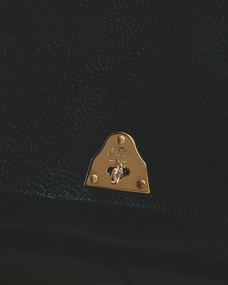 Felisi フェリージ FW26 Sigillo アンティークのトランクケースから着想を得た真鍮製のひねり金具