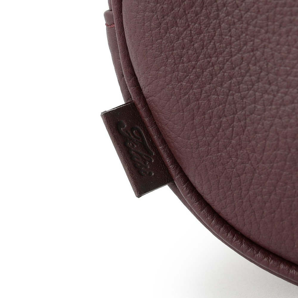 小さなレザータグを配し、デザインをよりミニマルに昇華