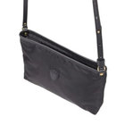 取り出し口はジップ仕様。ギボシの留め外しで長さ調節いただけます。