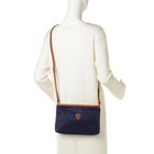 ショルダーストラップの長さは約105〜115cmまで調節可能