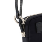 ストラップには丸型カラビナが付属。持ち手が太めのバッグやパンツのベルトループなどに取り付けやすい仕様です。