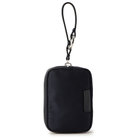 ストラップには丸型カラビナが付属。持ち手が太めのバッグやパンツのベルトループなどに取り付けやすい仕様です。