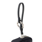 ストラップには丸型カラビナが付属。持ち手が太めのバッグやパンツのベルトループなどに取り付けやすい仕様です。