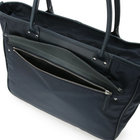 取り出し頻度が高くなるジップ付きフロントポケットには、スナップボタンで開閉するレザーフラップが付属