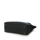 底鋲を備え耐久性、安定感を向上。バッグ底部の傷、汚れも最小限に抑えてくれます。