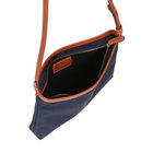 内装はコットンキャンバスを採用