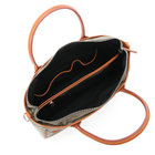 内側は3室構造。中央に仕切りの役割も担うポケットが備わり、そのほかフリーポケットが3つ付属した充実の収納