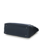 底鋲を備え耐久性、安定感を向上。バッグ底部の傷、汚れも最小限に抑えてくれます。