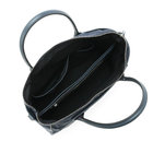 内側は3室構造。中央に仕切りの役割も担うポケットが備わり、そのほかフリーポケットが3つ付属した充実の収納