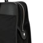 リベットなどの付属には控えめ印象のシルバーカラーを採用