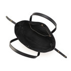 メイン室は開閉しやすいマグネットボタン式。また、シンプルで使いやすい1室タイプです。