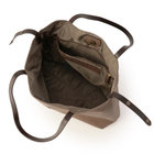 メイン室は開閉しやすいマグネットボタン式。また、シンプルで使いやすい1室タイプです。