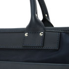 リベットなどの付属には控えめ印象のシルバーカラーを採用