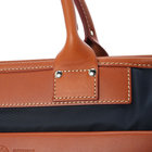 リベットなどの付属には控えめ印象のシルバーカラーを採用