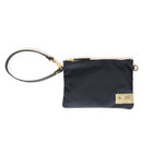 ストラップの片方は先端がフック式となっており、使い方も様々にアレンジ可能