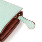 つまみやすいレザーの引き手。コバは切り目磨き仕上げです。