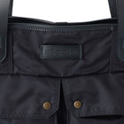 小さなブランドロゴでよりモダンな印象に