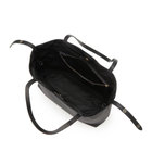 メイン室は開閉しやすいマグネットボタン式。また、シンプルで使いやすい1室タイプです。