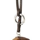 ストラップには丸型カラビナが付属。持ち手が太めのバッグやパンツのベルトループなどに取り付けやすい仕様です。