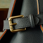 サイドには、ブランドの起源でもあるベルトを配置。