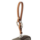 ストラップには丸型カラビナが付属。持ち手が太めのバッグやパンツのベルトループなどに取り付けやすい仕様です。