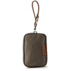 ストラップには丸型カラビナが付属。持ち手が太めのバッグやパンツのベルトループなどに取り付けやすい仕様です。