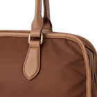 開口部のファスナーは横まで大きく開閉可能