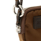 ストラップには丸型カラビナが付属。持ち手が太めのバッグやパンツのベルトループなどに取り付けやすい仕様です。