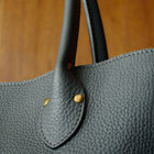 上質素材のしなやかさが生むドレープが、造形をニュアンス豊かに彩ります。