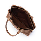 メインコンパートメントの中央にファスナー付きの仕切り1つを装備