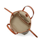 ファスナーポケットには頻繁に取り出すものを収納でき、間口のストラップで容量とデザインを変えられるので、様々なシーンで活躍します。