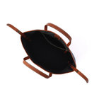 ファスナーポケットには頻繁に取り出すものを収納でき、間口のストラップで容量とデザインを変えられるので、様々なシーンで活躍します。