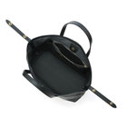 ファスナーポケットには頻繁に取り出すものを収納でき、間口のストラップで容量とデザインを変えられるので、様々なシーンで活躍します。