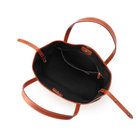 メイン室は開閉しやすいマグネットボタン式。また、シンプルで使いやすい1室タイプです。