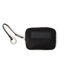 ストラップには丸型カラビナが付属。持ち手が太めのバッグやパンツのベルトループなどに取り付けやすい仕様です。