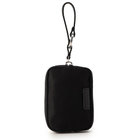 ストラップには丸型カラビナが付属。持ち手が太めのバッグやパンツのベルトループなどに取り付けやすい仕様です。