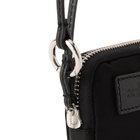 ストラップには丸型カラビナが付属。持ち手が太めのバッグやパンツのベルトループなどに取り付けやすい仕様です。