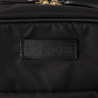 小さなブランドロゴでよりモダンな印象に