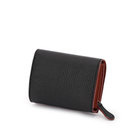 手に馴染みやすい薄マチのコンパクトサイズ