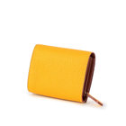 手に馴染みやすい薄マチのコンパクトサイズ