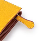 つまみやすいレザーの引き手。コバは切り目磨き仕上げです。