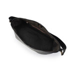 メインコンパートメント開口部はマグネットボタン仕様。フリーポケット×1