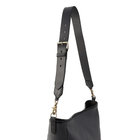 身体にフィットする幅の広いレザーストラップ。イタリアと開発したこだわりのトスカーナ製真鍮パーツ