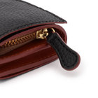 つまみやすいレザーの引き手。コバは切り目磨き仕上げです。