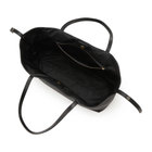 メイン室は開閉しやすいマグネットボタン式。また、シンプルで使いやすい1室タイプです。