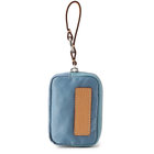 ストラップには丸型カラビナが付属。持ち手が太めのバッグやパンツのベルトループなどに取り付けやすい仕様です。